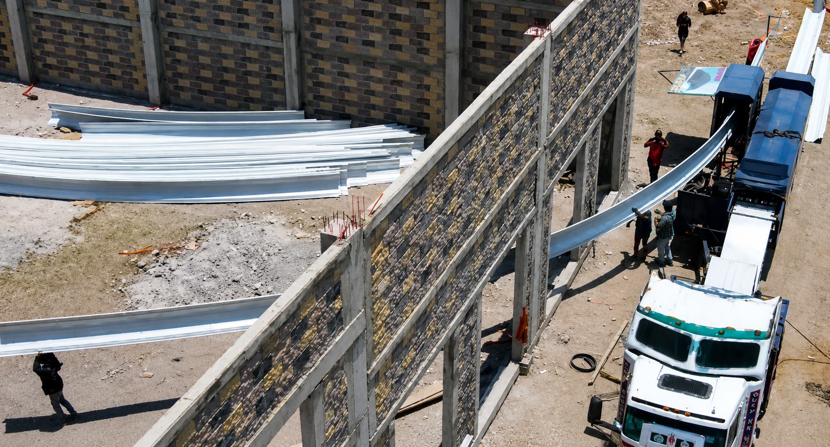 Instaladores de arcotechos con maquinaria propia grúa en Guadalajara